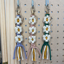 Load image into Gallery viewer, Daisy Keychain