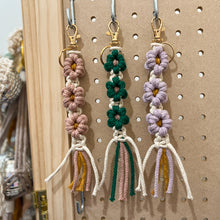 Load image into Gallery viewer, Daisy Keychain