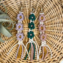 Load image into Gallery viewer, Daisy Keychain